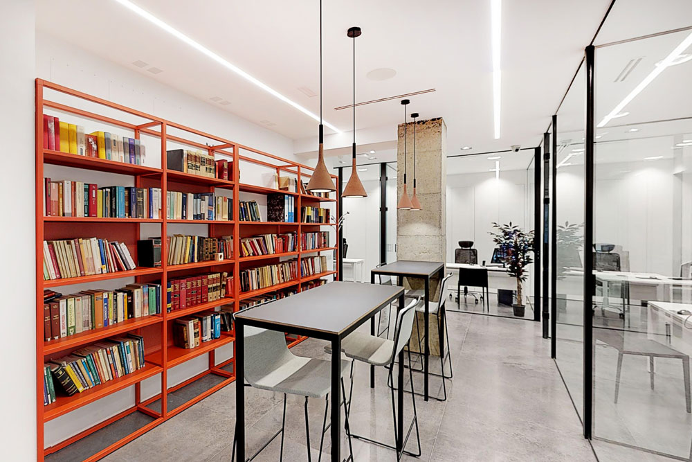 Biblioteca moderna en oficina de diseño