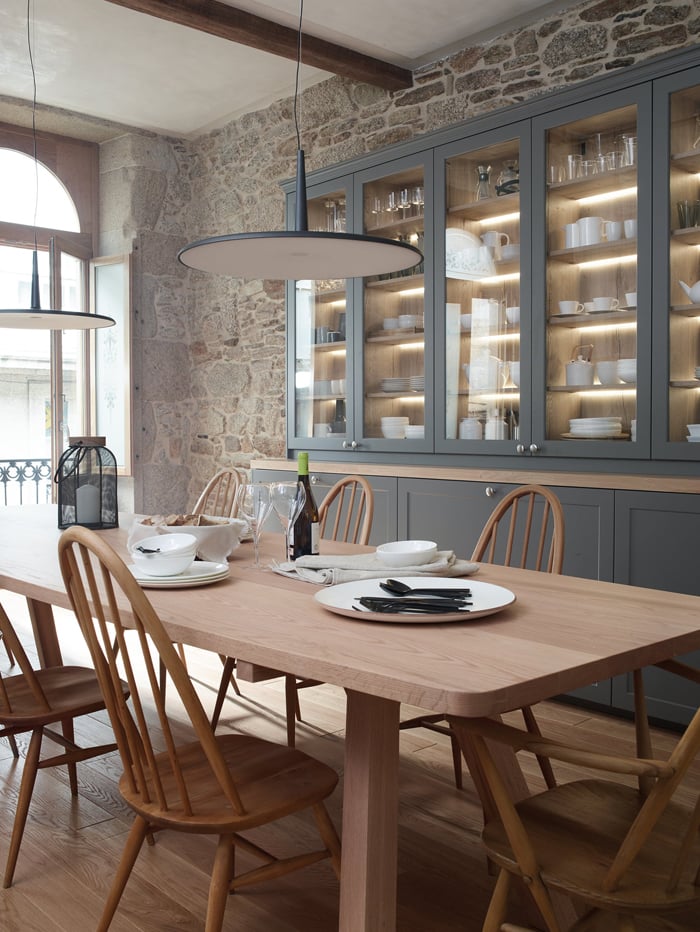 Cocina con isla, mesa y vitrina | Docrys & DC