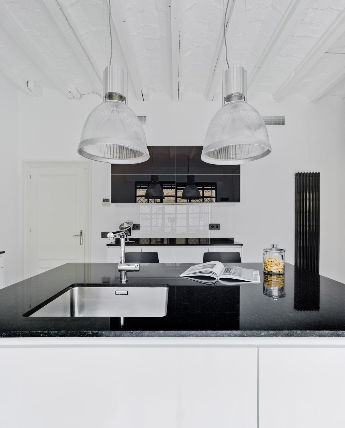 Cocina de lujo en blanco y negro de Santos Cocinas