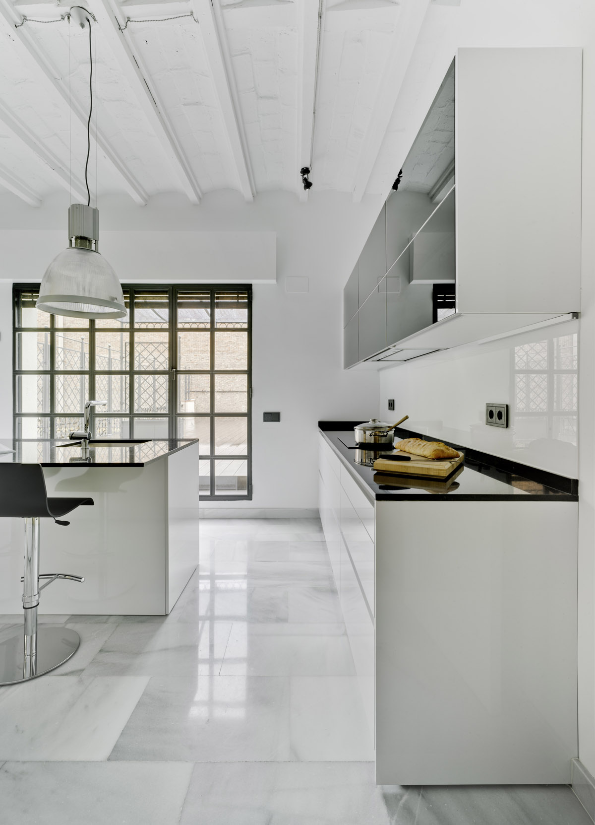 Cocina de lujo en blanco y negro de Santos Cocinas