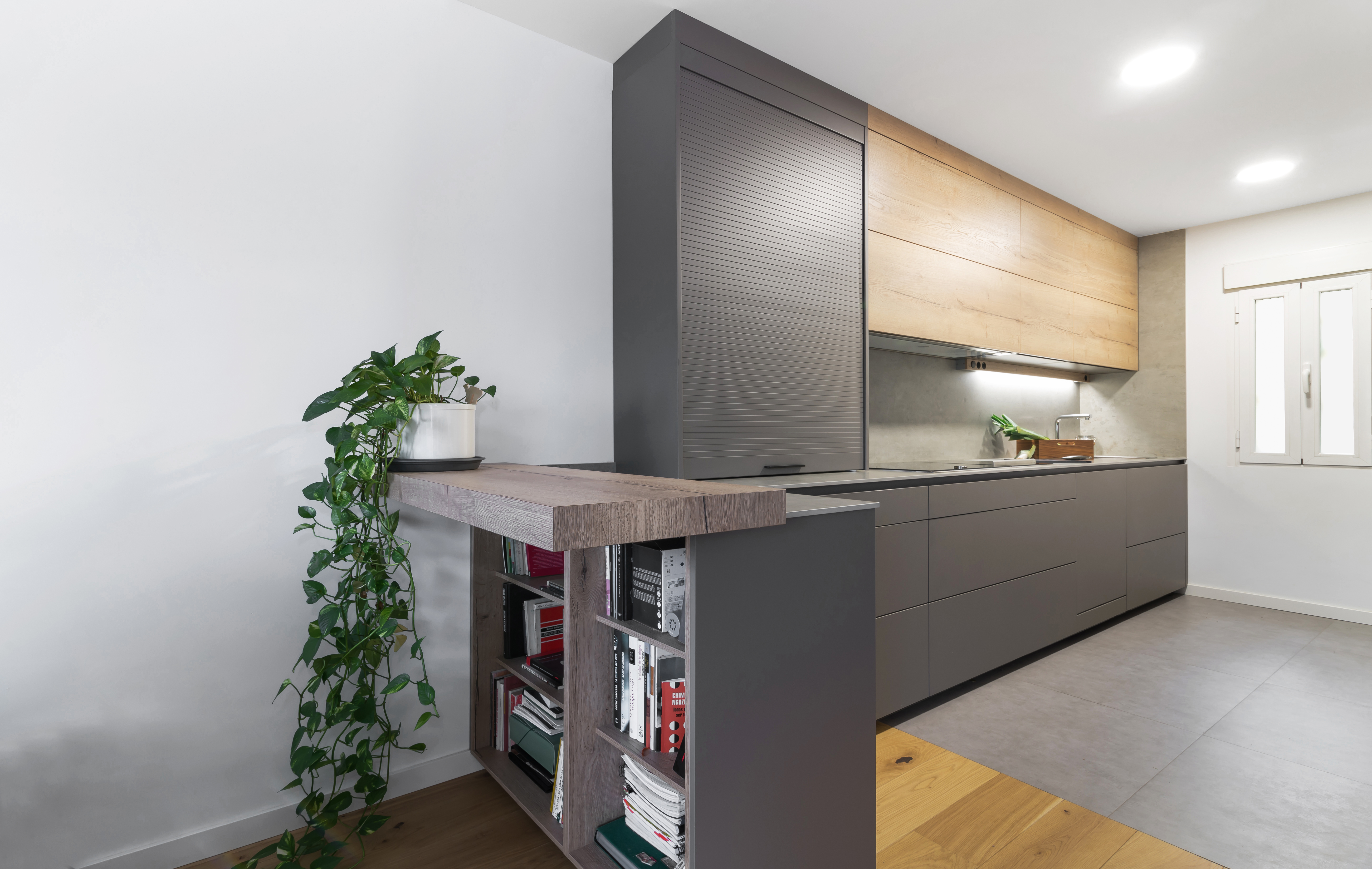 Cocina Moderna de Santos en lacado gris y madera- DOCRYS & DC