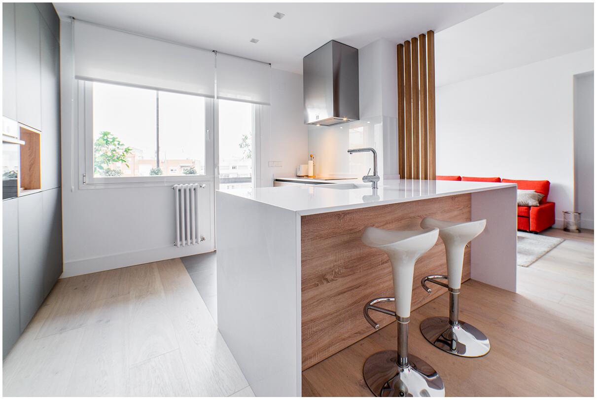 Cocina de diseño moderno en blanco y madera- DOCRYS & DC