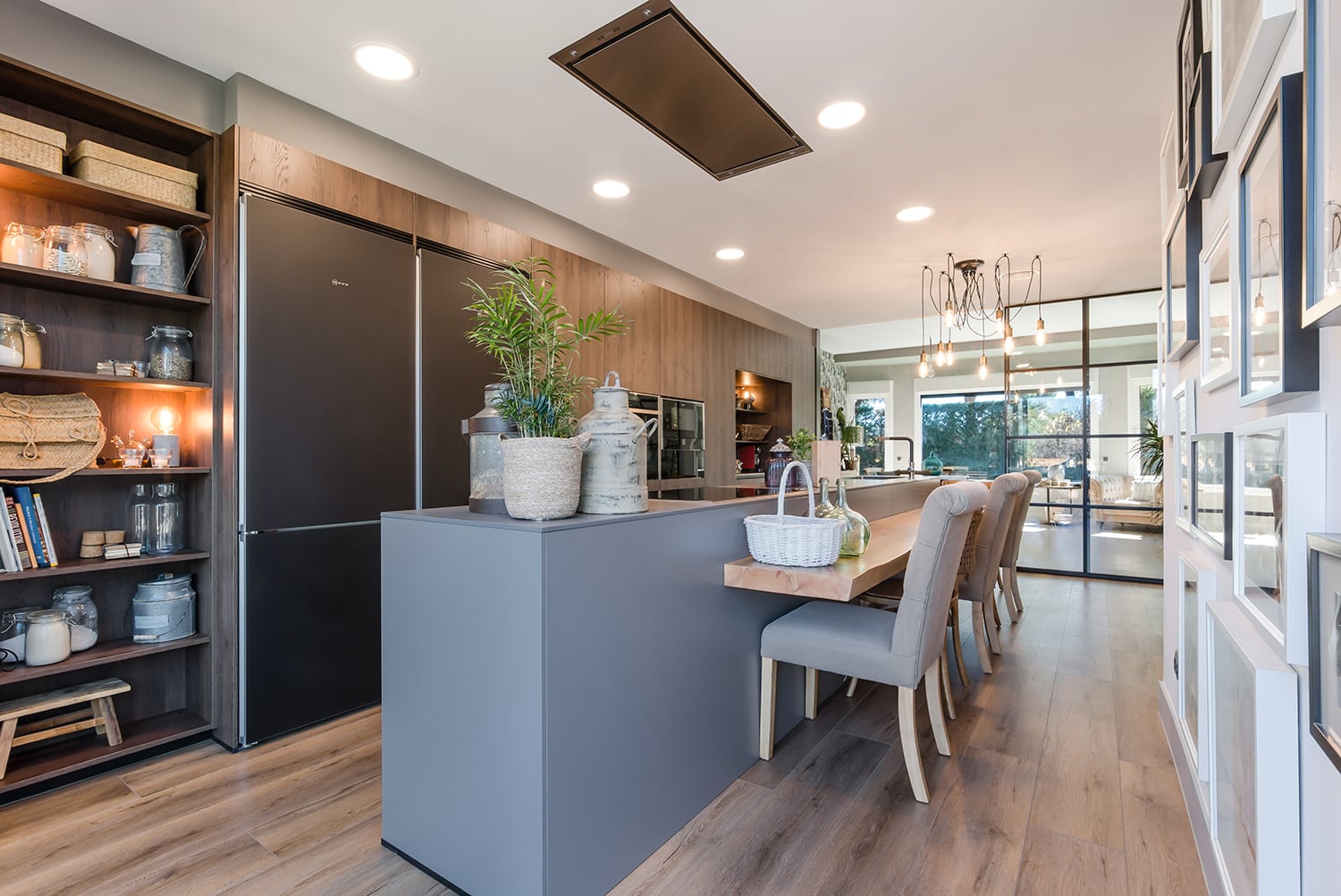 Cocina Santos Gris Visón y Roble con una Gran Isla Central | Docrys & DC