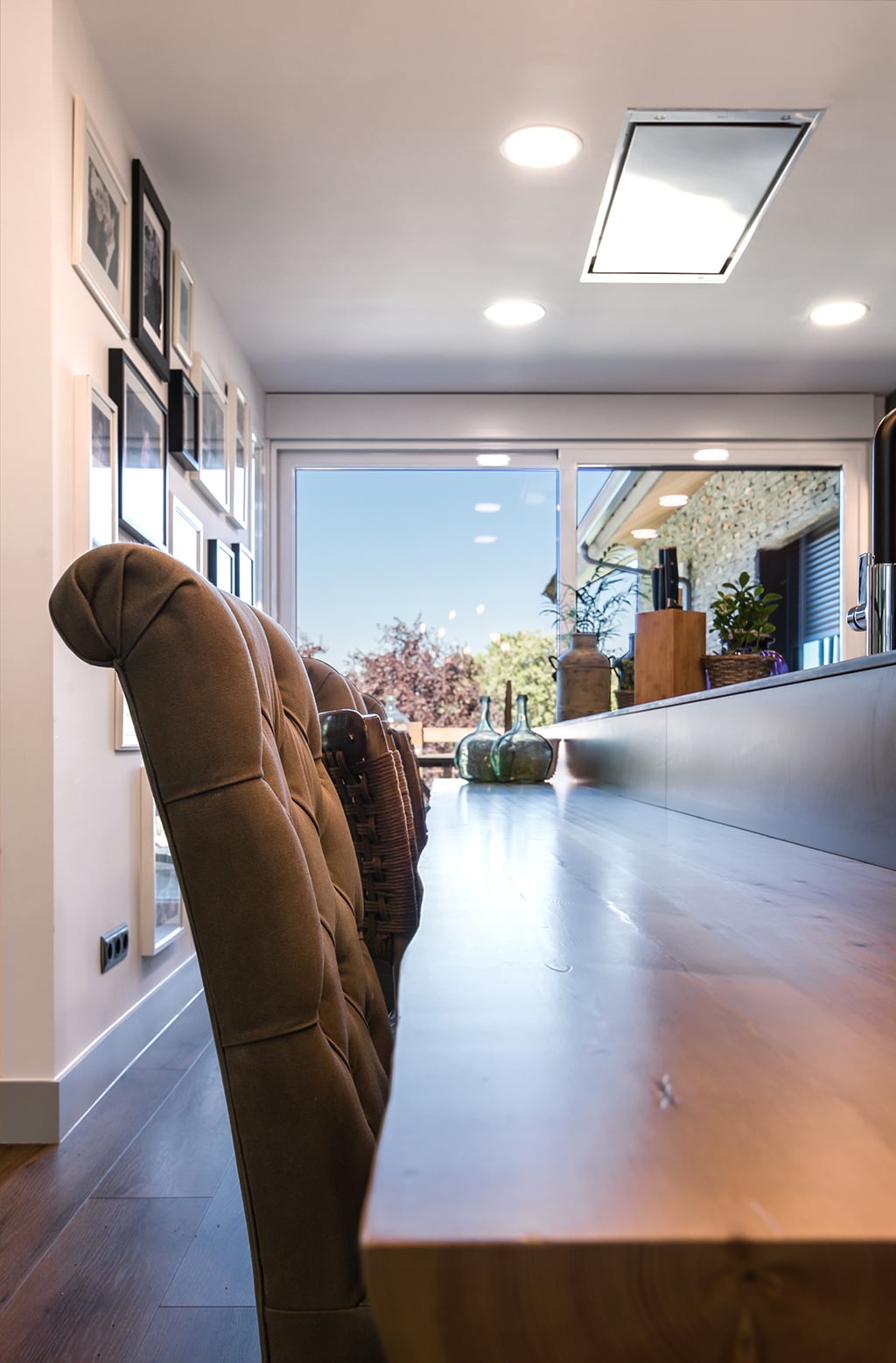 Cocina Santos Gris Visón y Roble con una Gran Isla Central | Docrys & DC