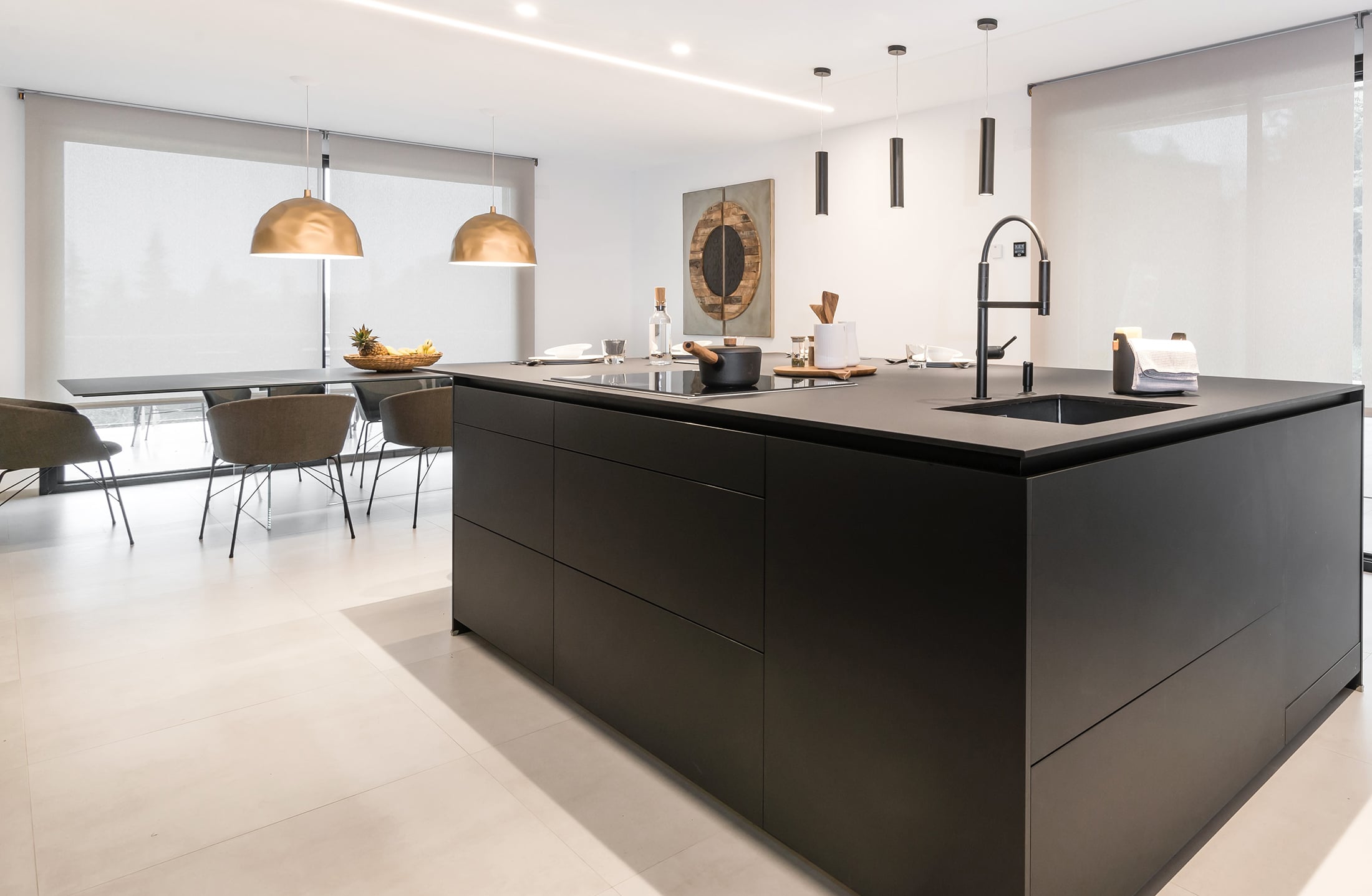 Cocina Santos negra y nogal con isla abierta al salón | Docrys & DC