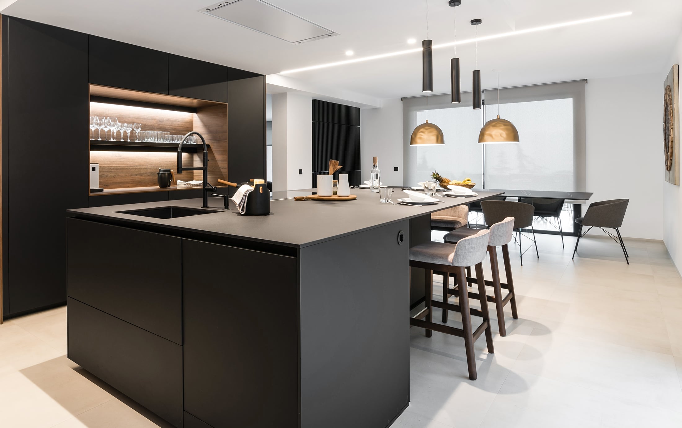 Cocina Santos en Negro y Nogal con Isla y Encimera de Lapitec | Docrys & DC