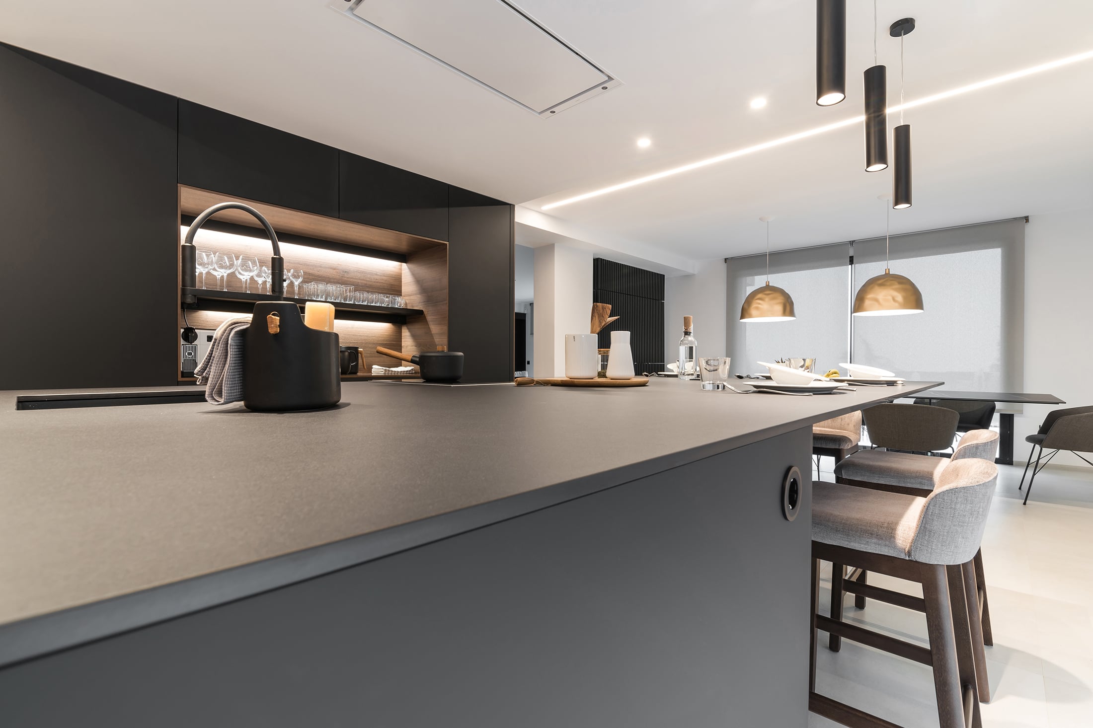 Cocina Santos negra y nogal con isla abierta al salón | Docrys & DC