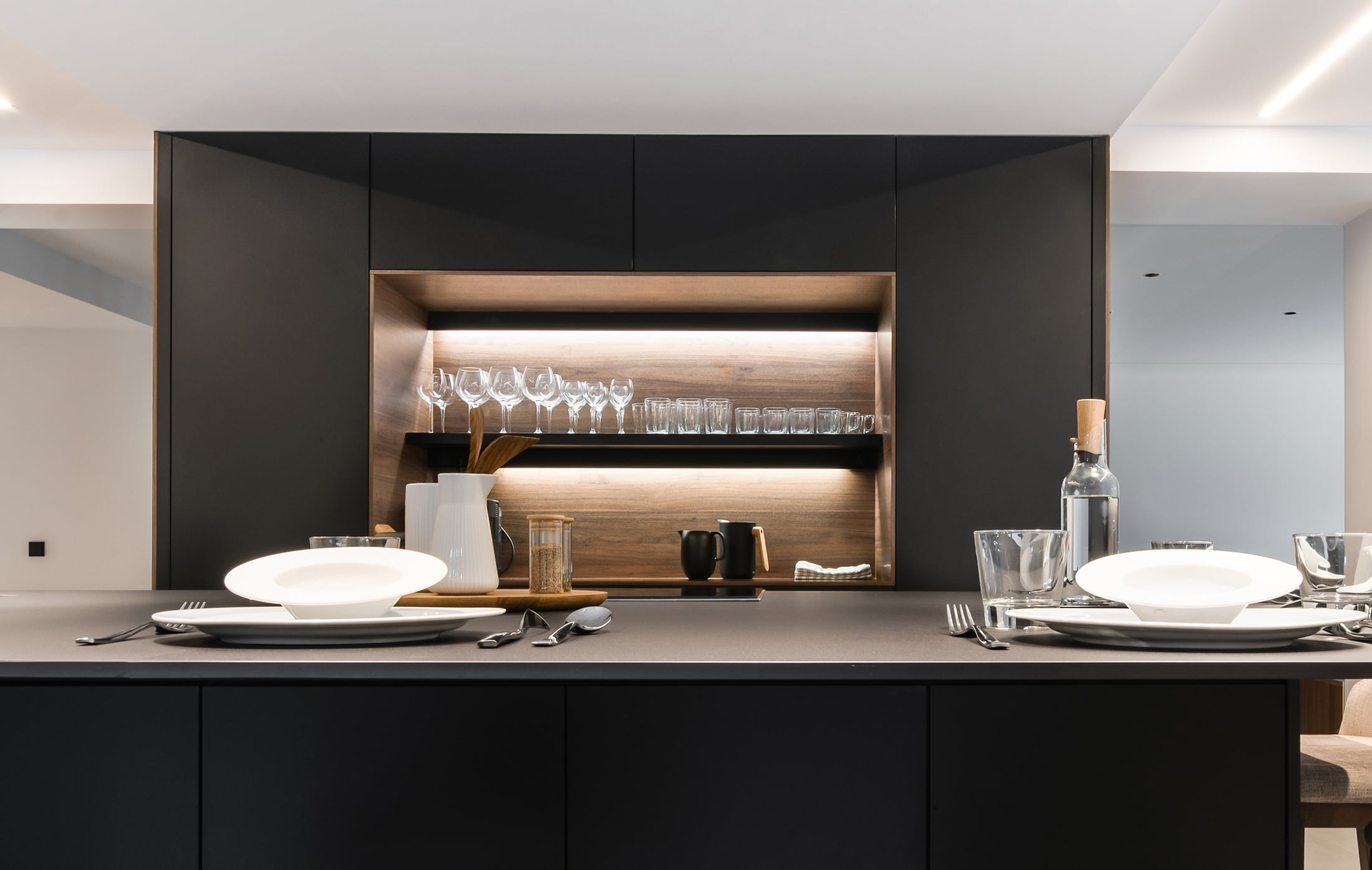 Cocina Santos negra y nogal con isla abierta al salón | Docrys & DC