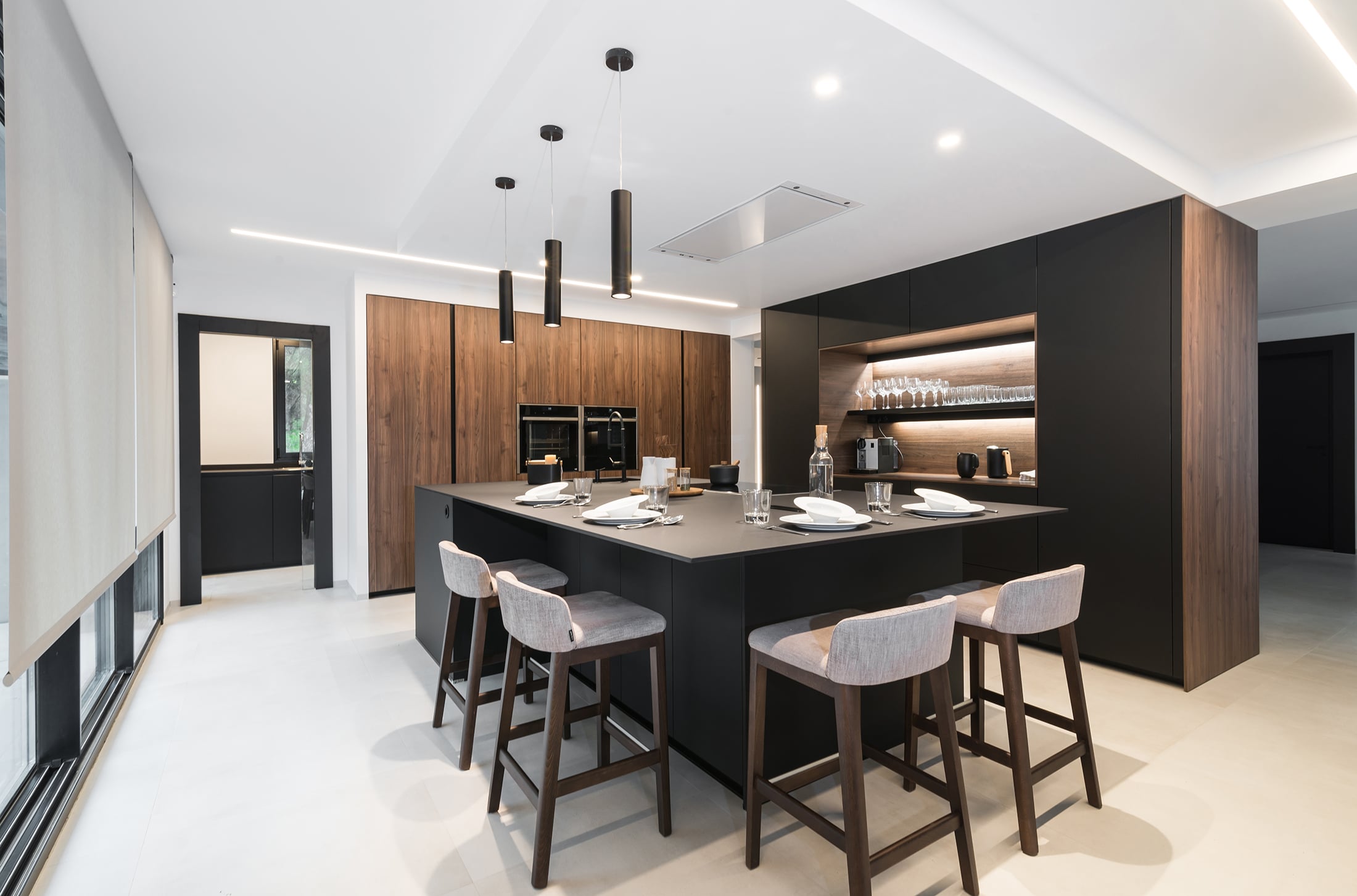 Cocina Santos en Negro y Nogal con Isla y Encimera de Lapitec | Docrys & DC