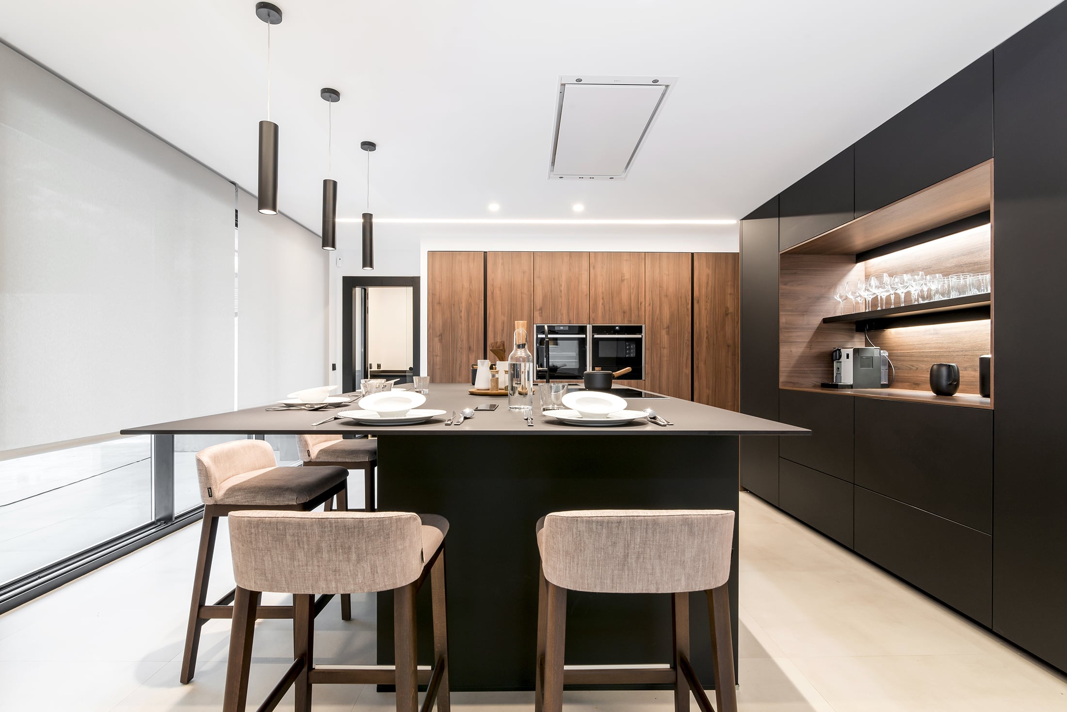 Cocina Santos negra y nogal con isla abierta al salón | Docrys & DC