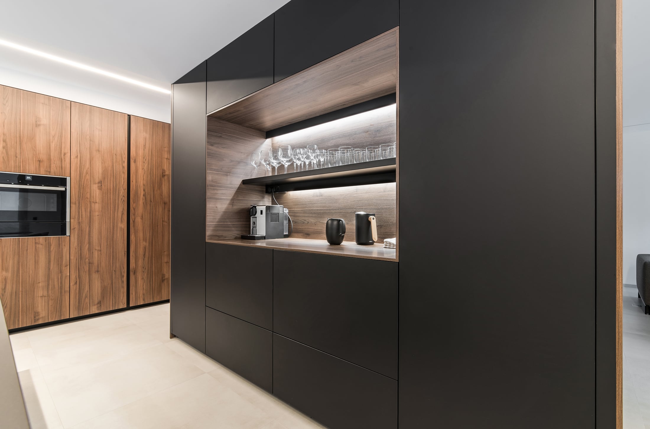 Cocina Santos en Negro y Nogal con Isla y Encimera de Lapitec | Docrys & DC