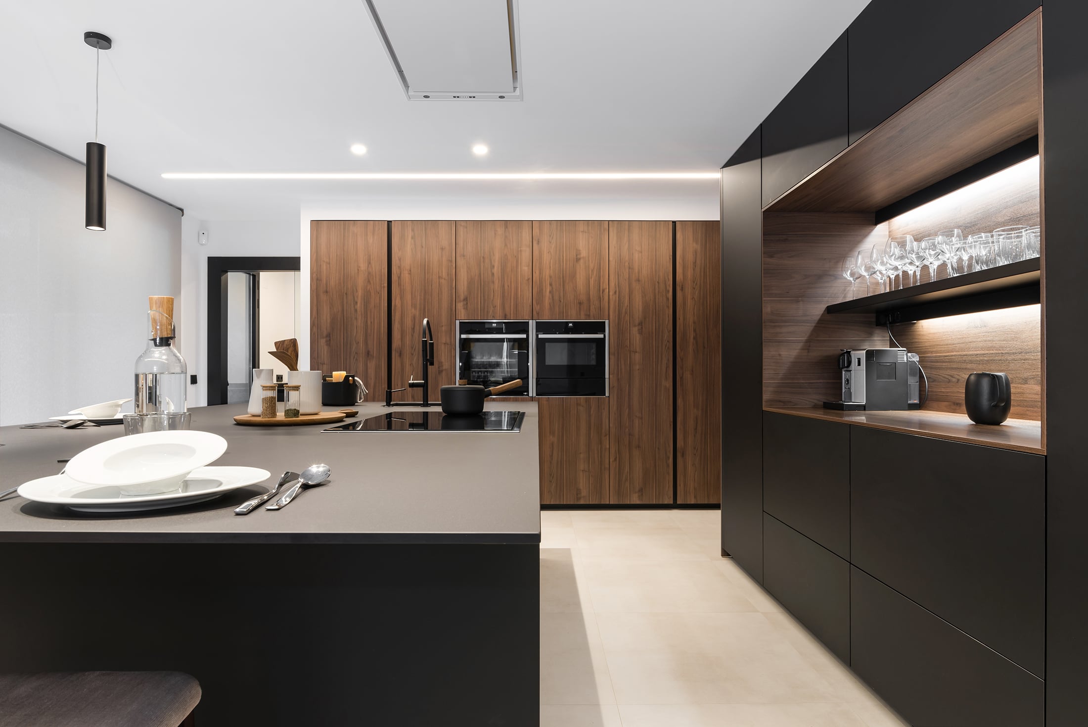 Cocina Santos negra y nogal con isla abierta al salón | Docrys & DC