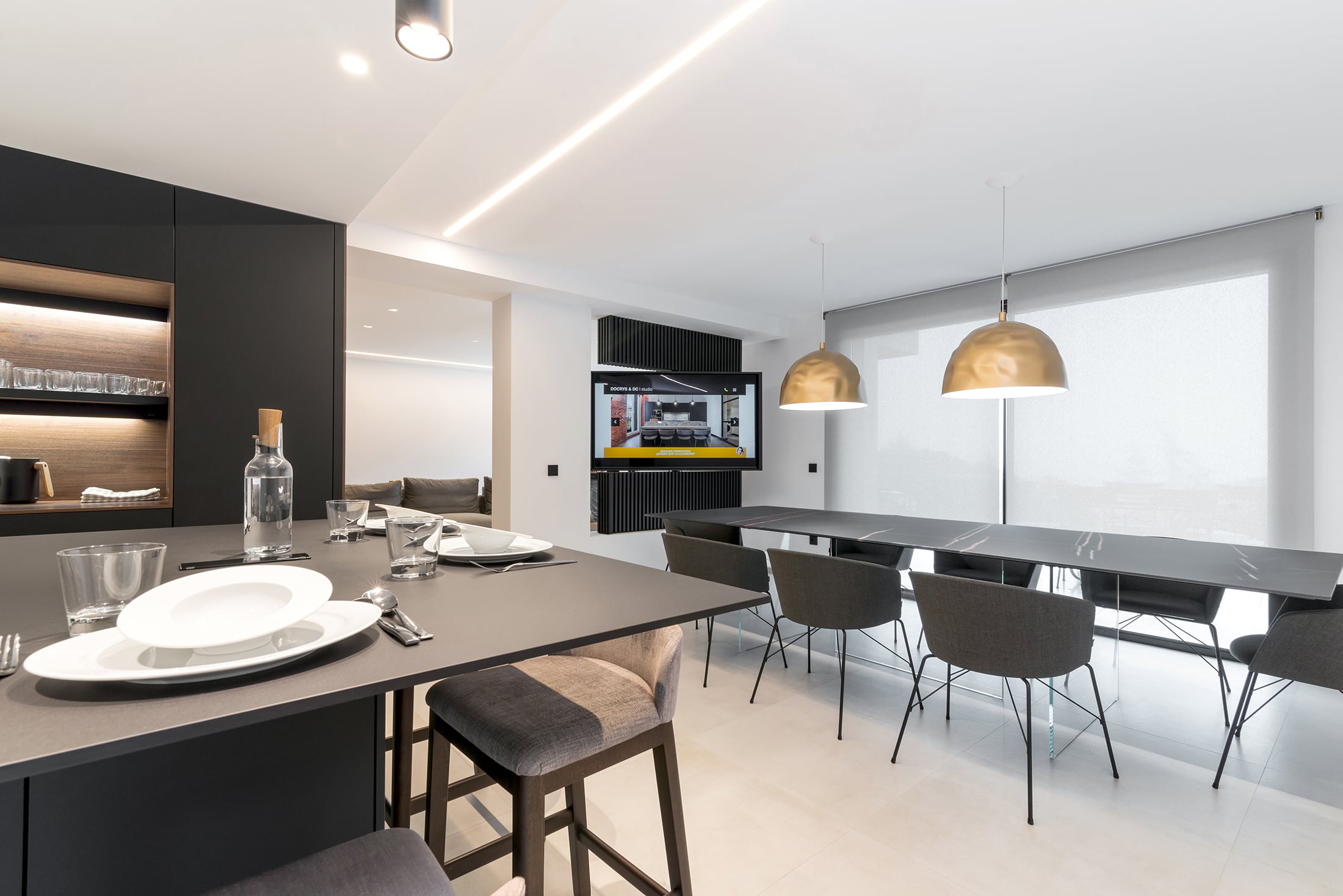 Cocina Santos negra y nogal con isla abierta al salón | Docrys & DC