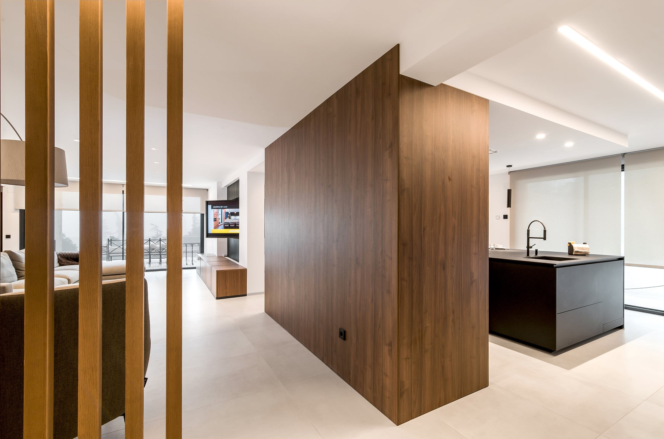 Cocina Santos en Negro y Nogal con Isla y Encimera de Lapitec | Docrys & DC