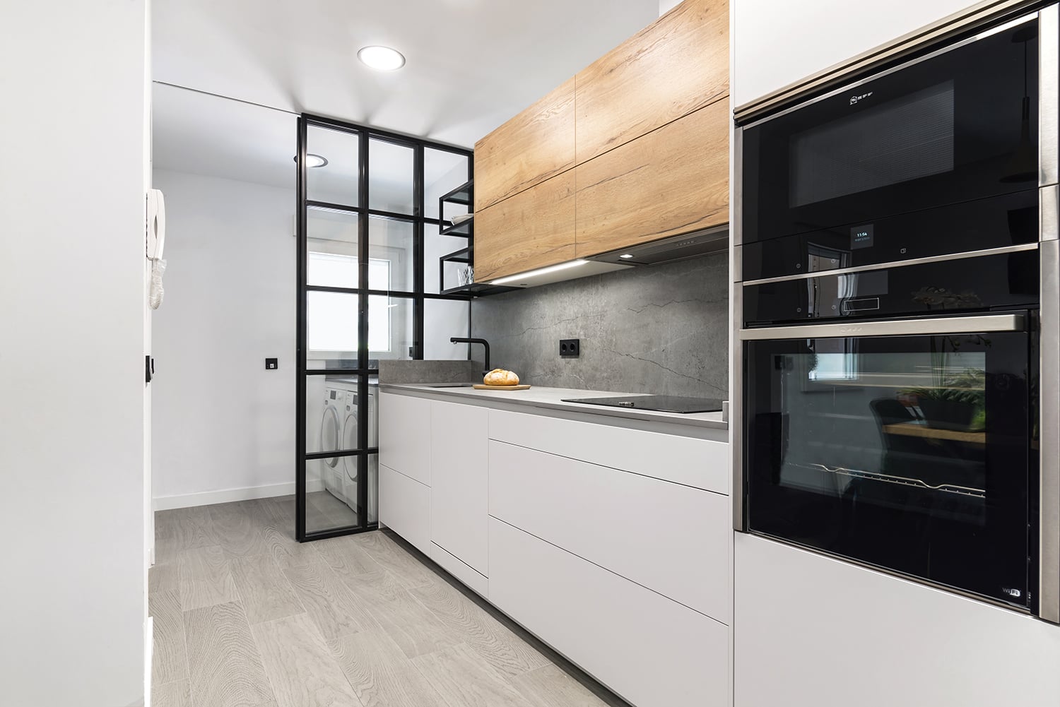 Cocina Moderna en Color Blanco y Roble con Muebles de Cocina Santos