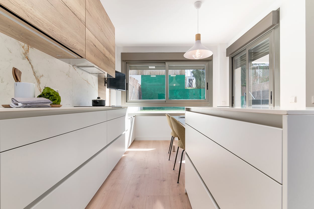 Cocina Santos semi abierta al salón en color blanco con isla | Docrys & DC