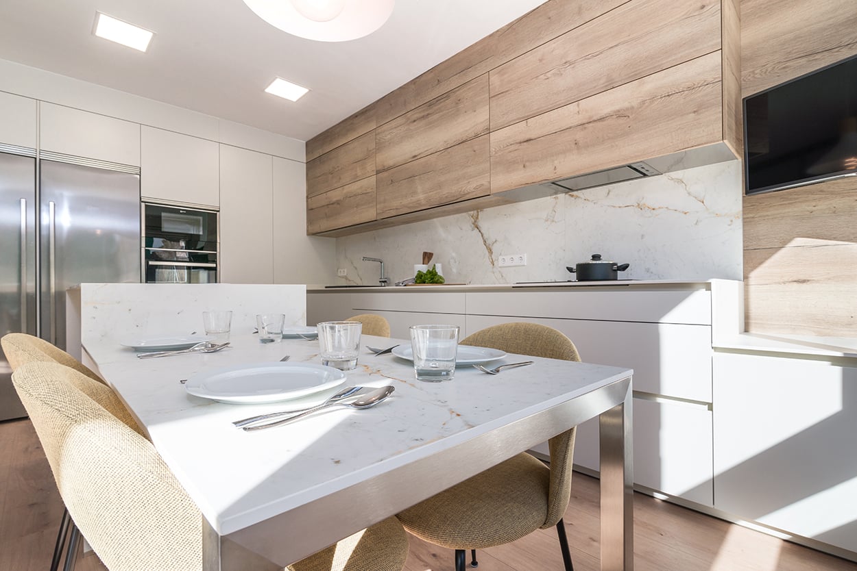 Cocina Santos semi abierta al salón en color blanco con isla | Docrys & DC