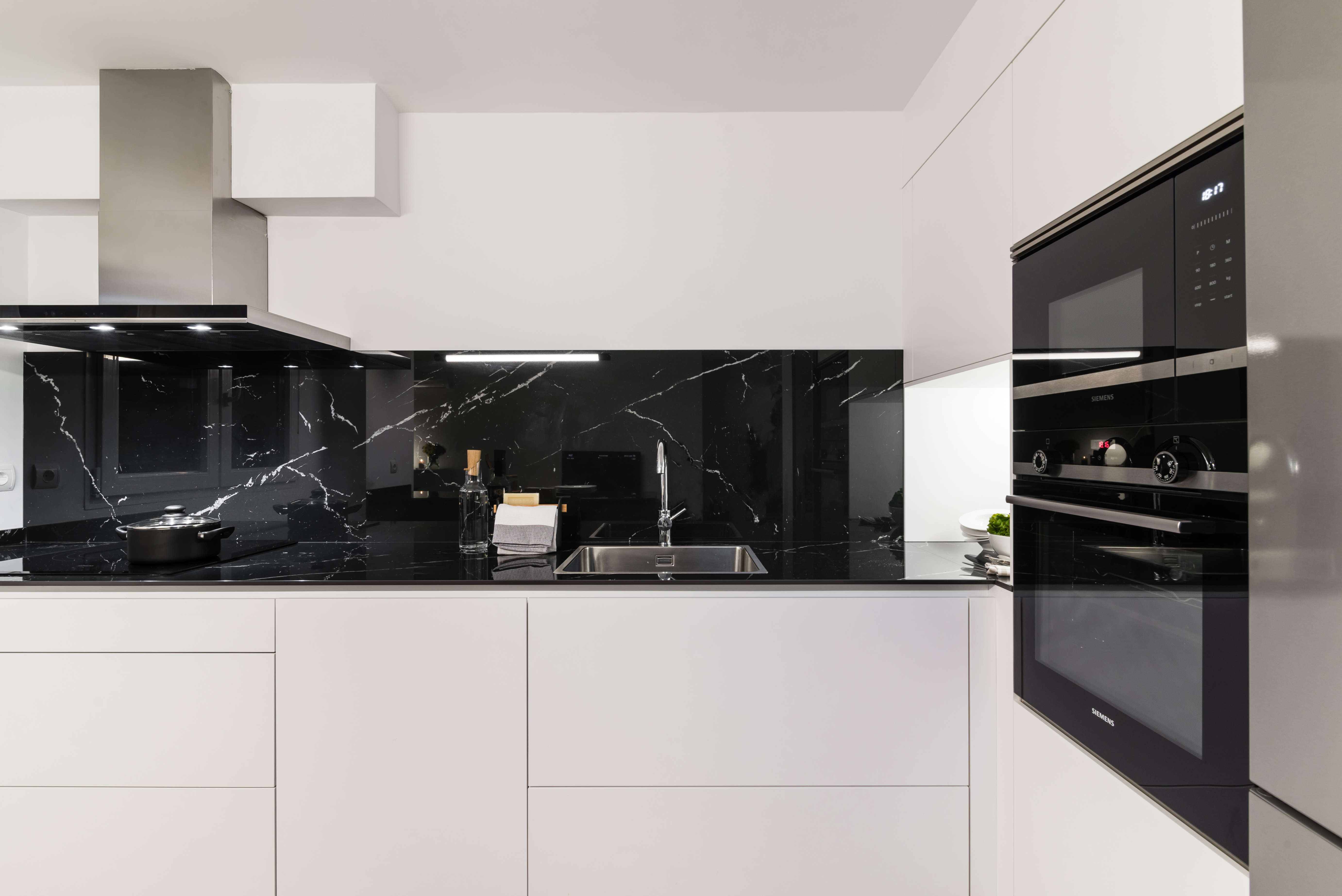 Cocina Santos Blanca y Negra con Península | Docrys & DC