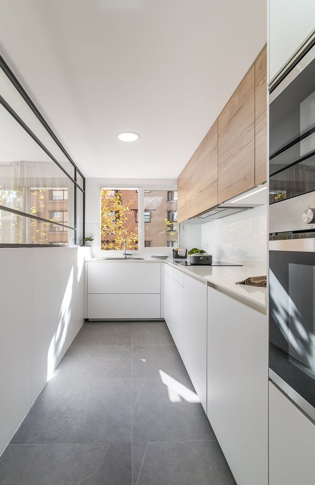 Cocina Santos Blanca y Madera en Paralelo | Docrys & DC