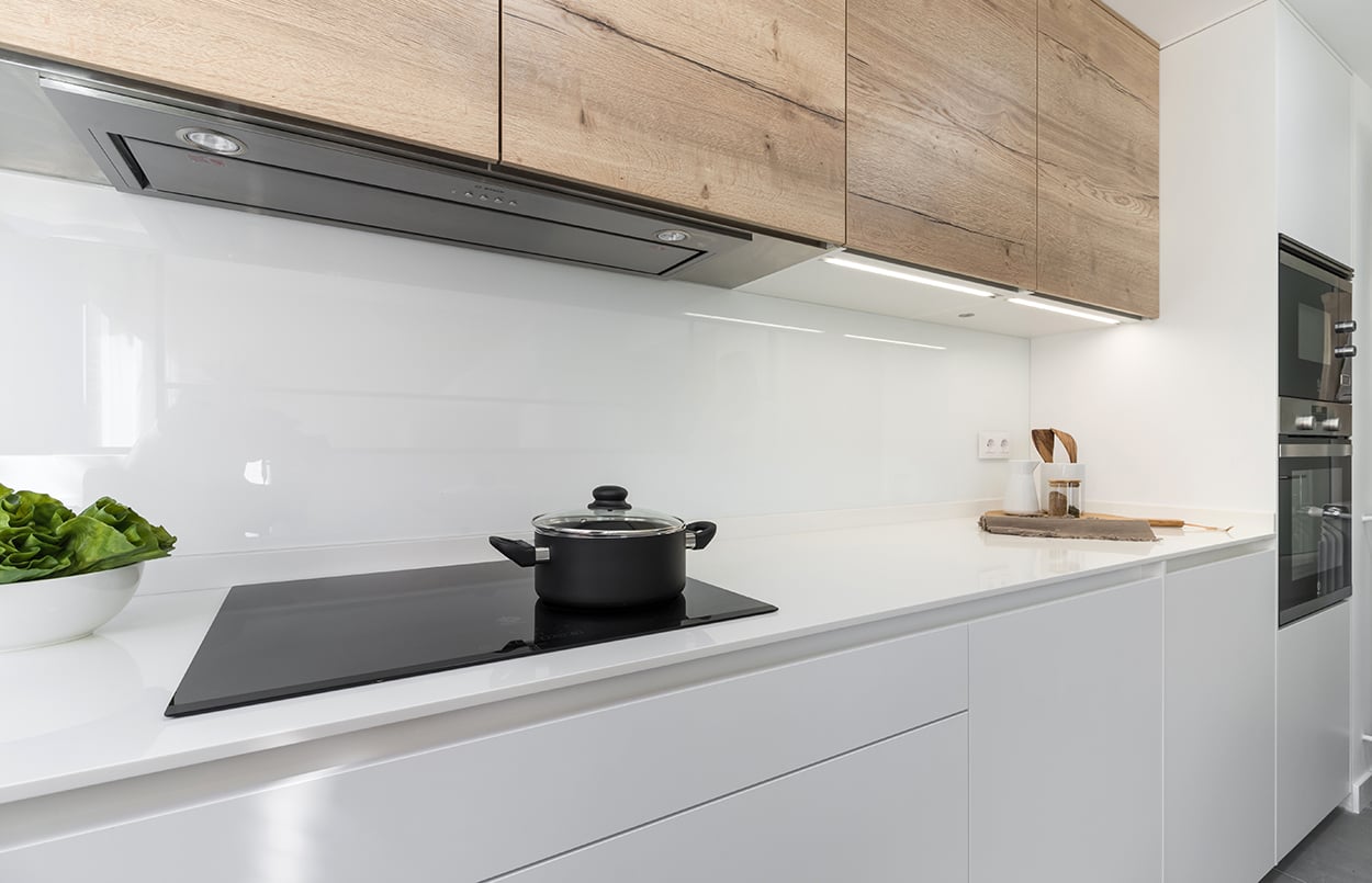 Cocina Santos Blanca y Madera en Paralelo | Docrys & DC