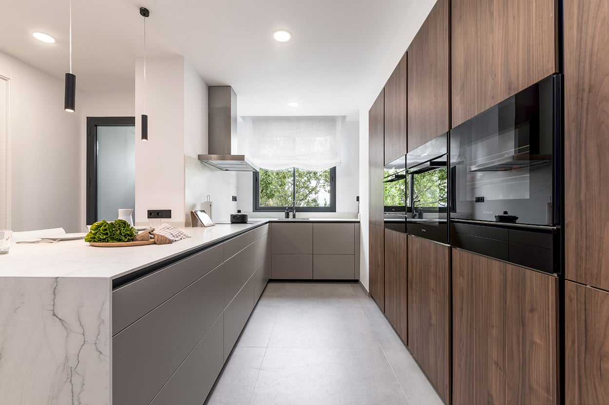 Cocina Santos en forma de U con vitrinas | Docrys & DC