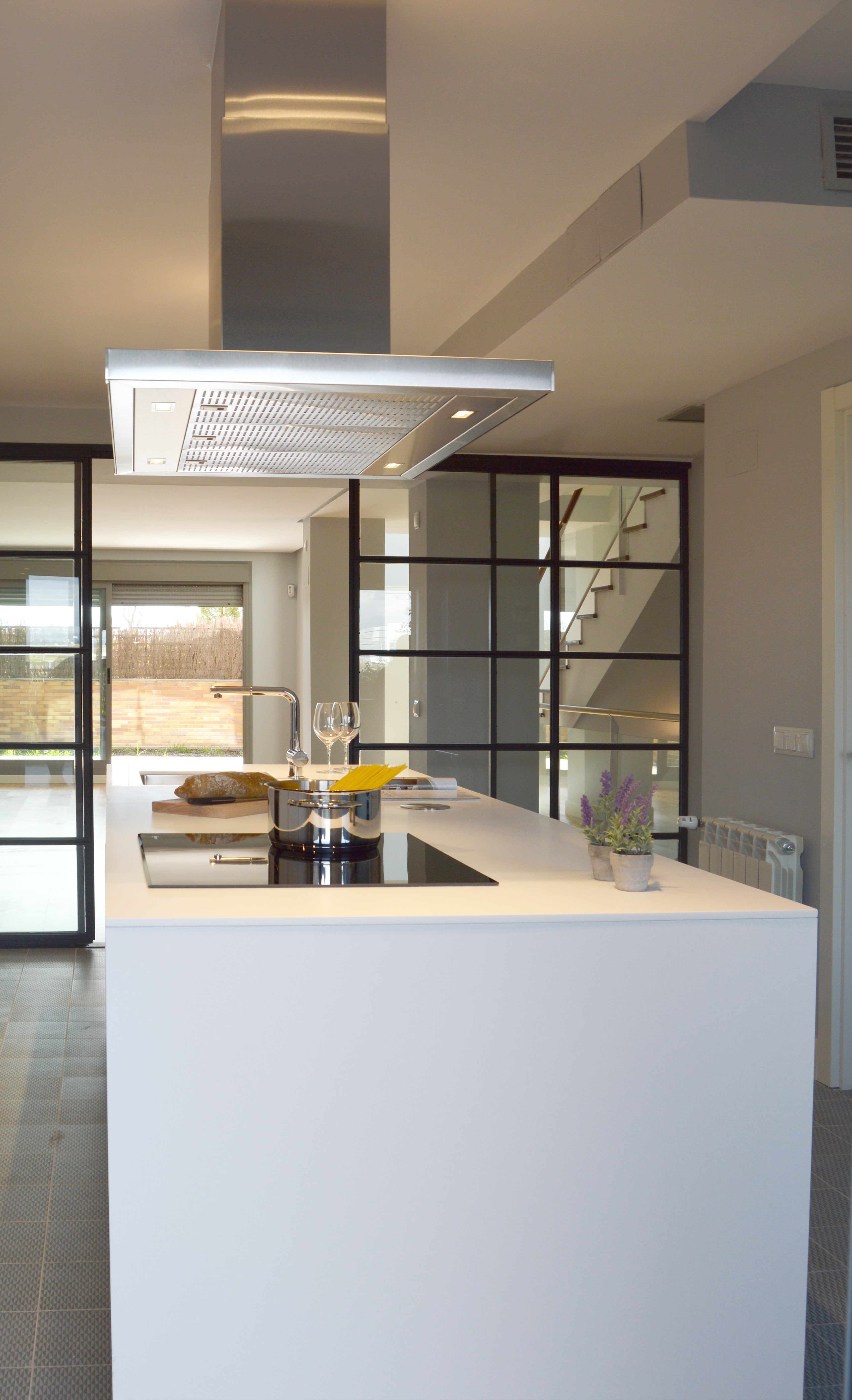 Cocina moderna en blanco con estilo industrial - DOCRYS & DC