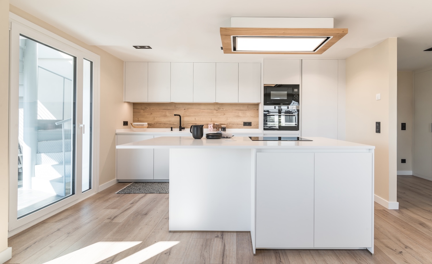 Cocinas Blancas: Cómo Añadir Color Sin Sobrecargar el Espacio