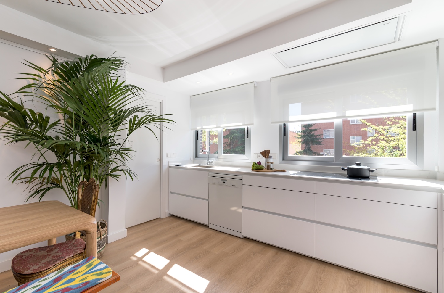 Cocinas Blancas: Cómo Añadir Color Sin Sobrecargar el Espacio