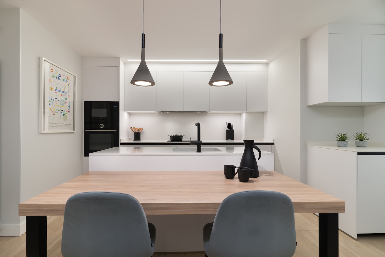 Cocinas Blancas: Cómo Añadir Color Sin Sobrecargar el Espacio