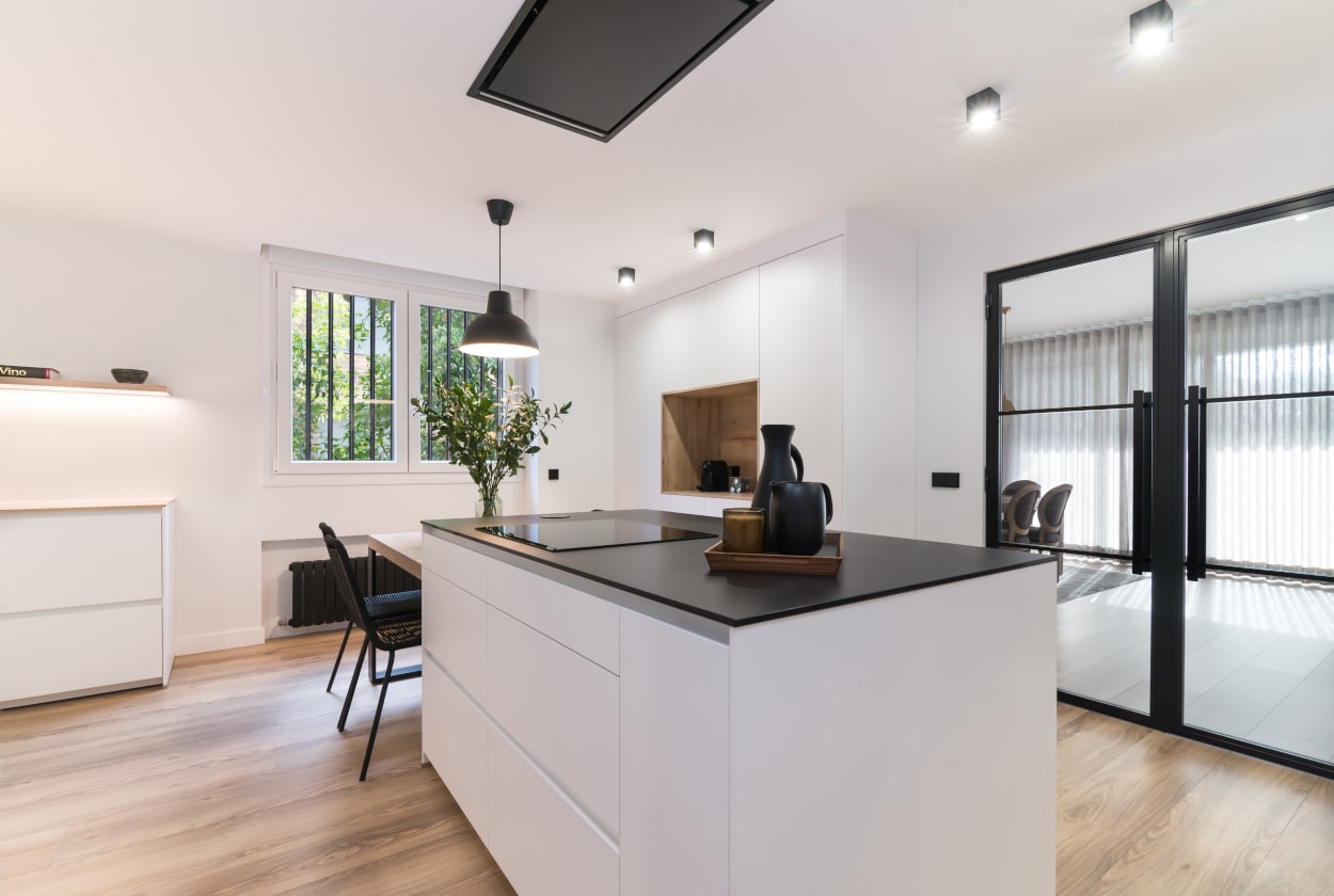 Cocina blanca con encimera negra