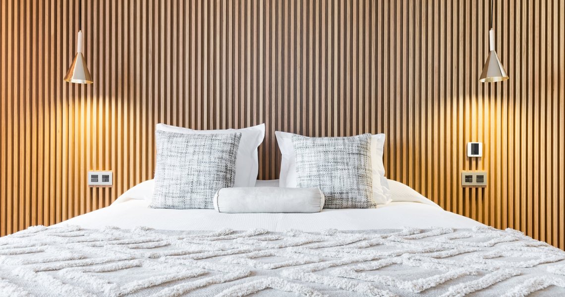 Palillería pared cabecero cama