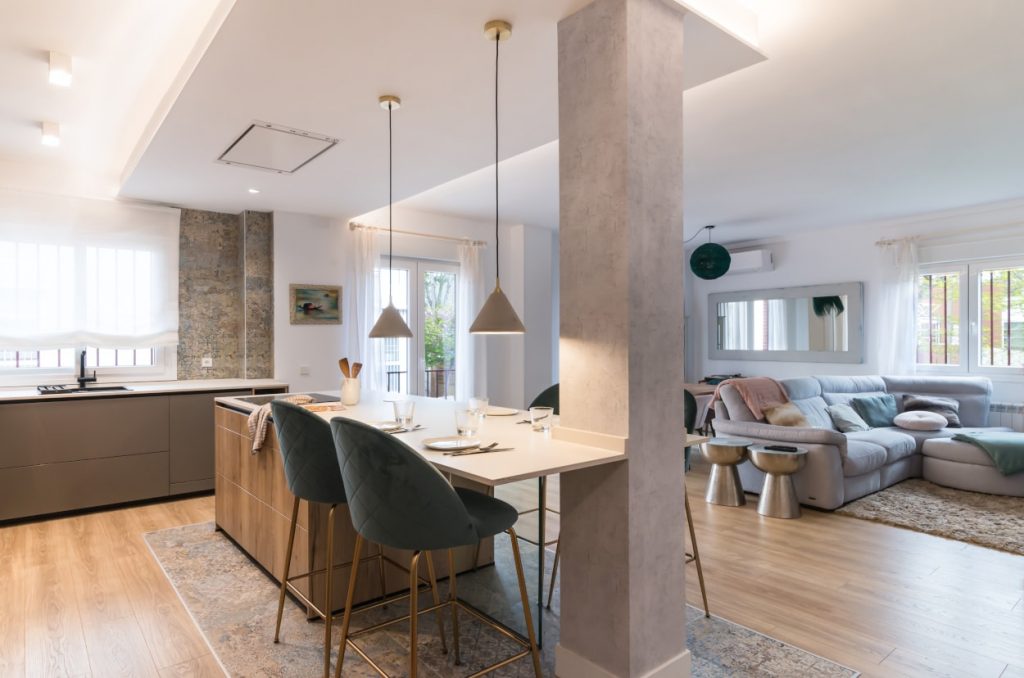 Cocina con isla abierta al salón