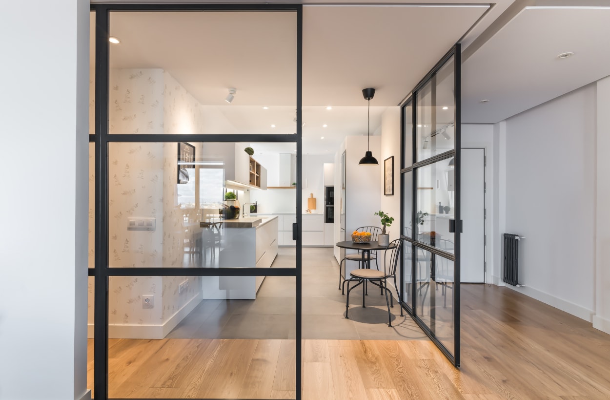 Puertas correderas de cristal con aluminio negro