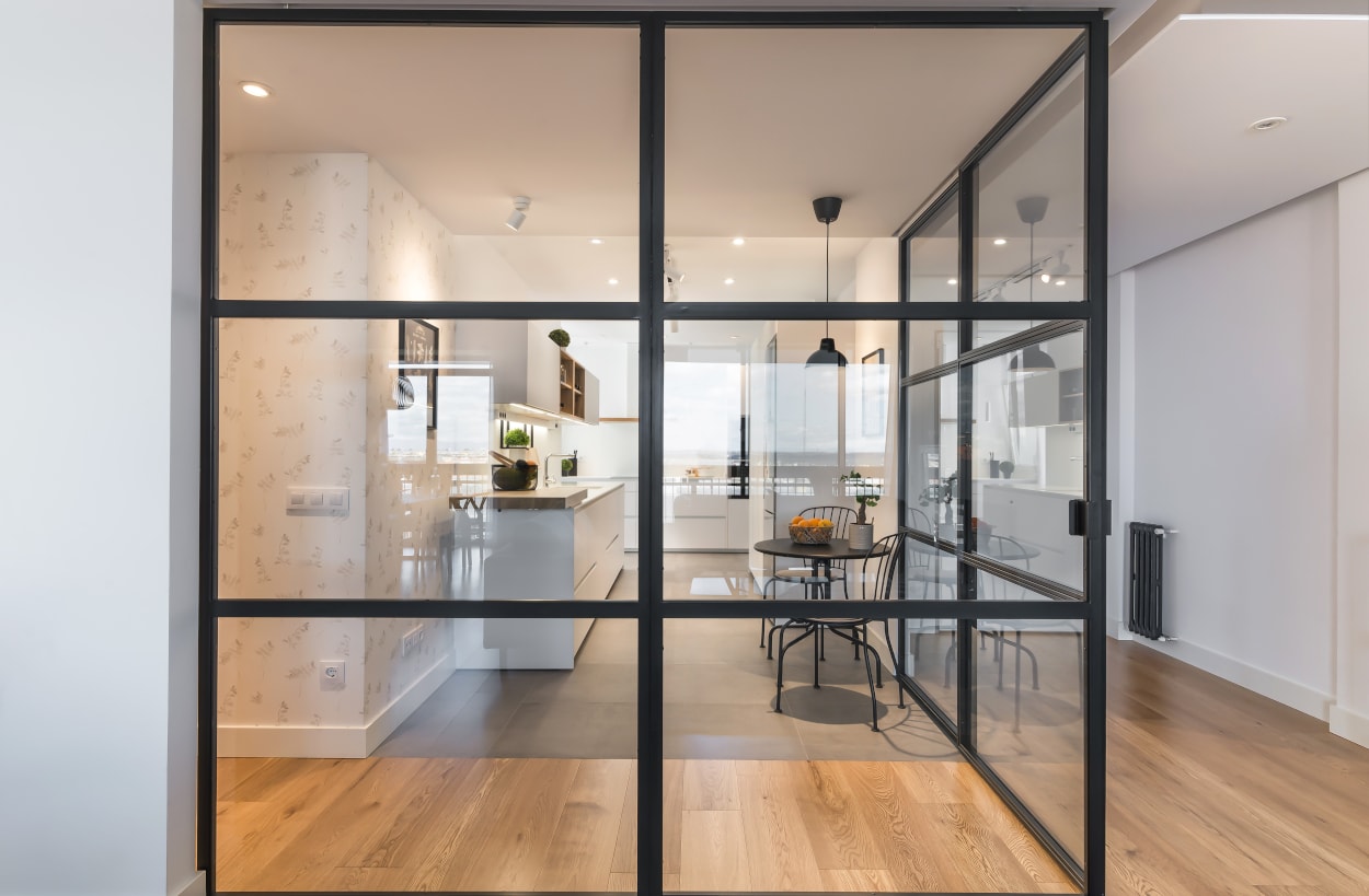 Puertas correderas de cristal con aluminio negro