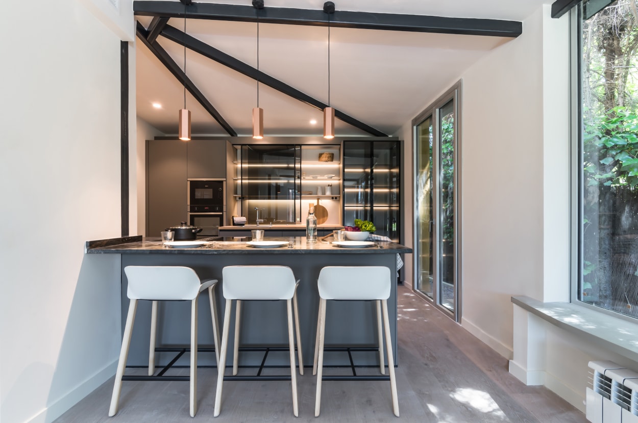 Cocina Santos gris con vitrinas