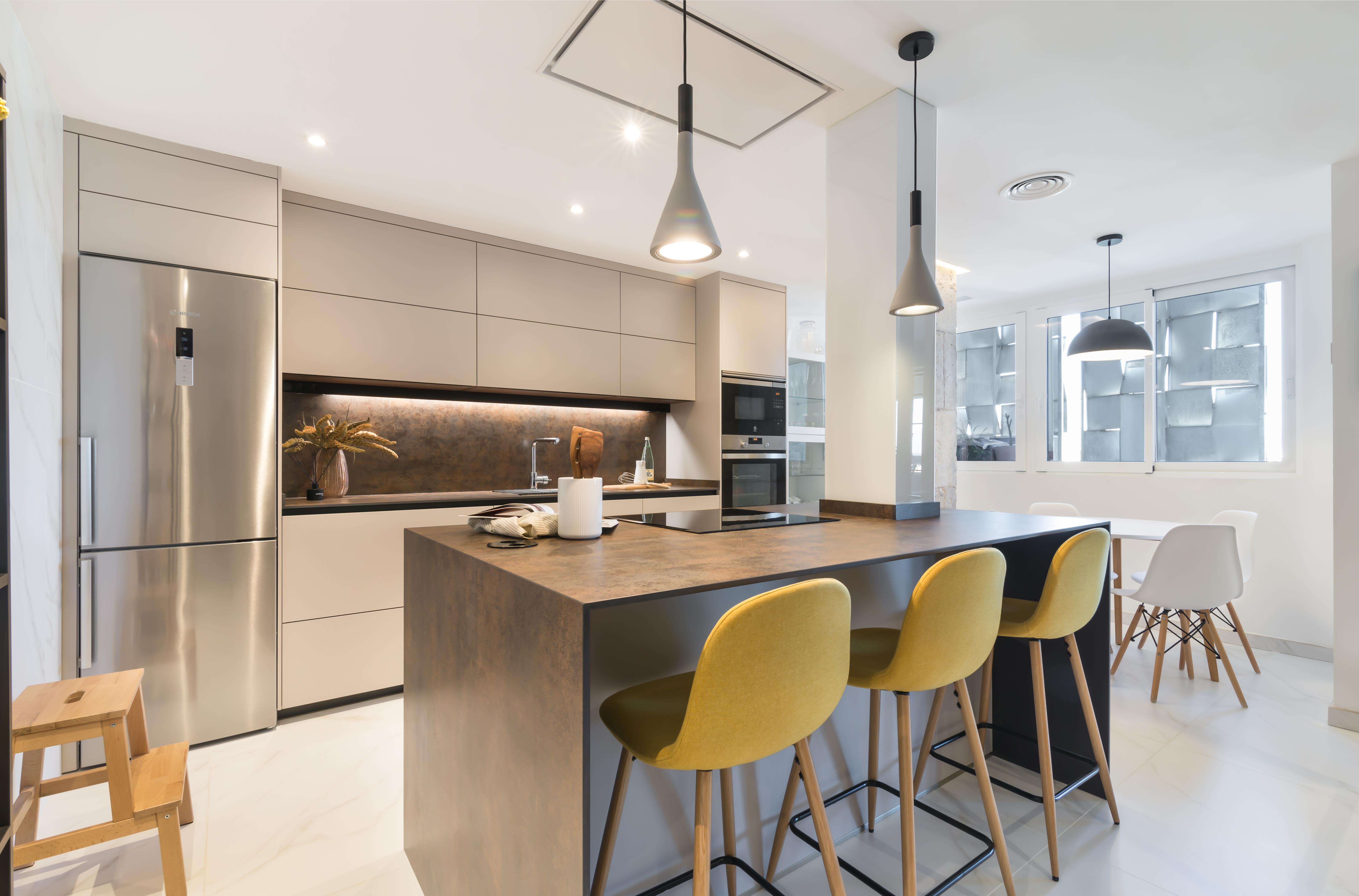 Cómo diseñar una cocina familiar cómoda, segura y fácil de mantener