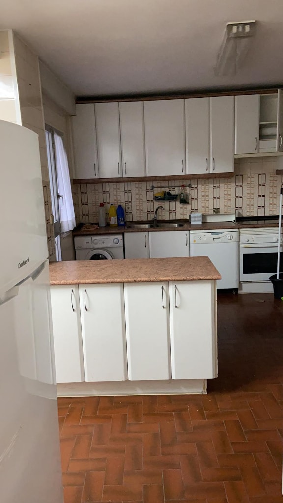 Antes proyecto cocina pequeña anticuada sin luz