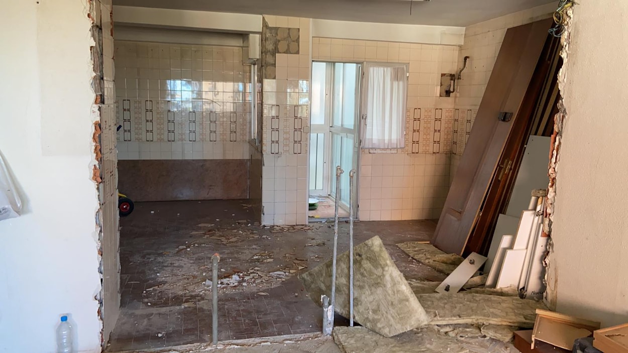 Antes proyecto cocina pequeña anticuada sin luz