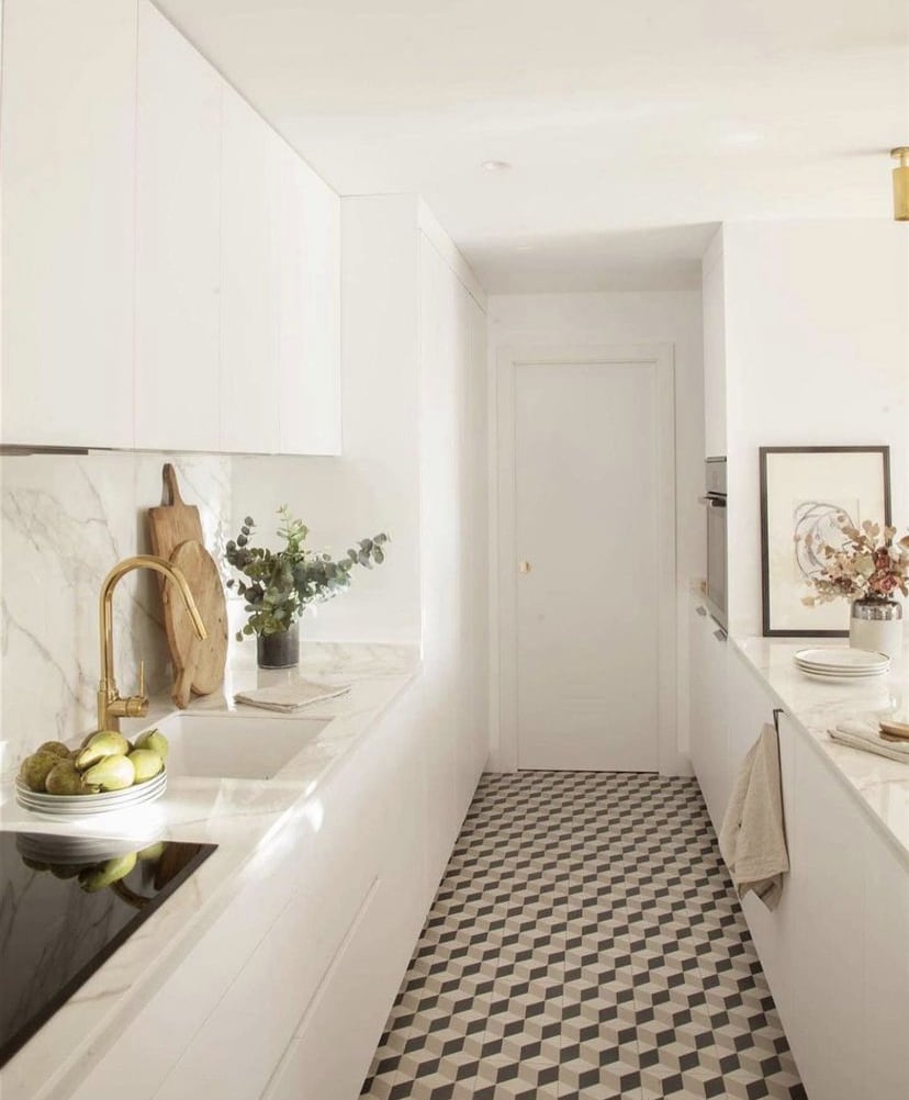 Cocina con encimera de mármol