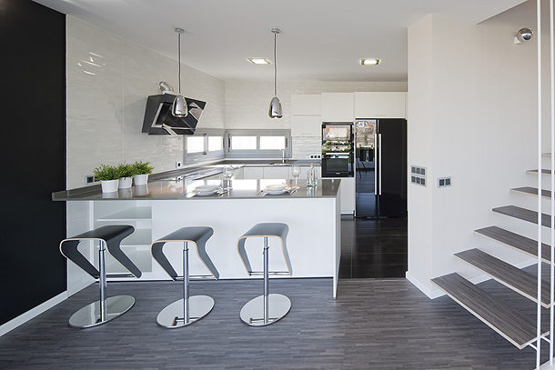 Modernas y funcionales cocinas Santos con distribución en U