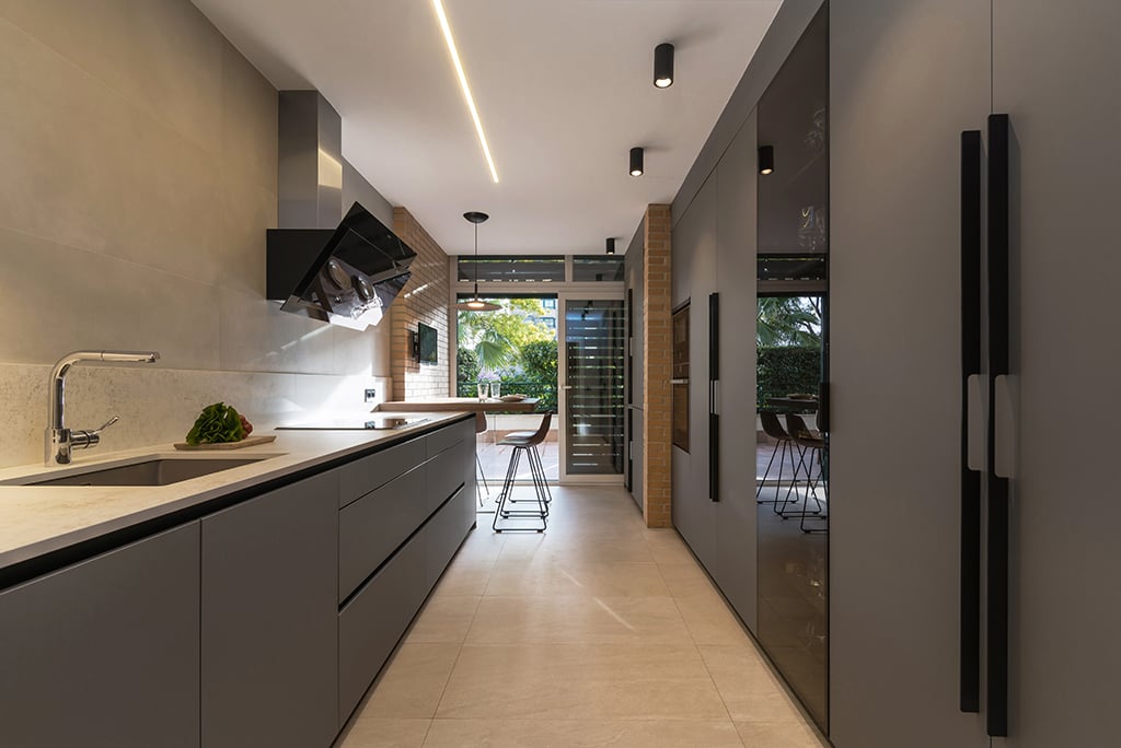 Cocina Gris en Paralelo