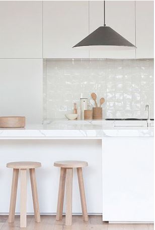 cocina con barra blanca