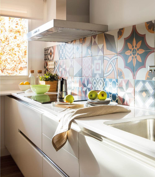 ¿Una cocina blanca sin vida? ¡Dale color!