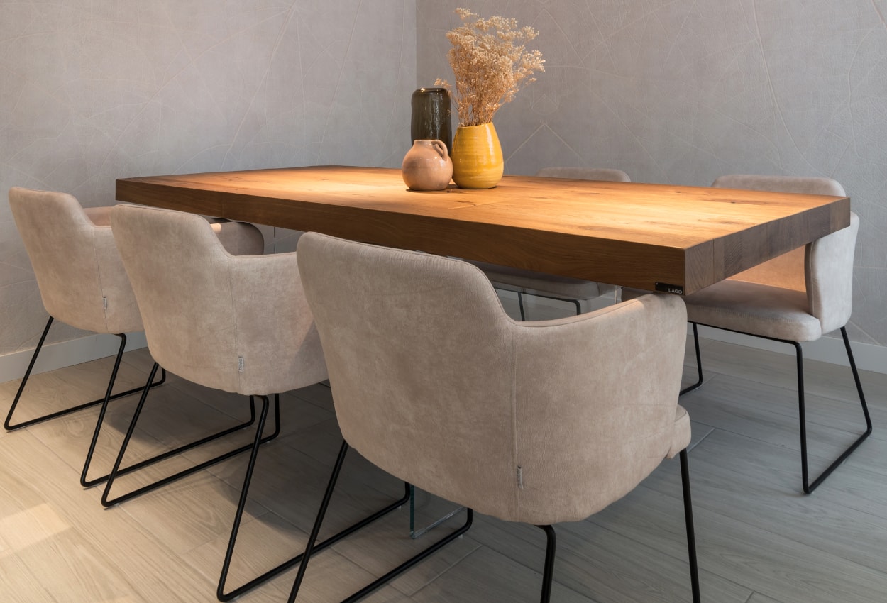 Mesa y sillas modernos de diseño
