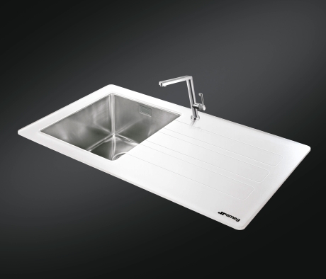 Fregaderos de Smeg en blanco o negro con acabado en cristal