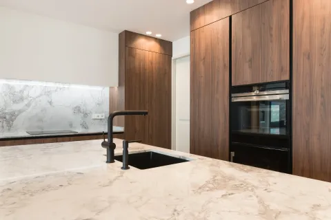 El triángulo de trabajo en la cocina: cómo distribuir fregadero, placa y frigorífico