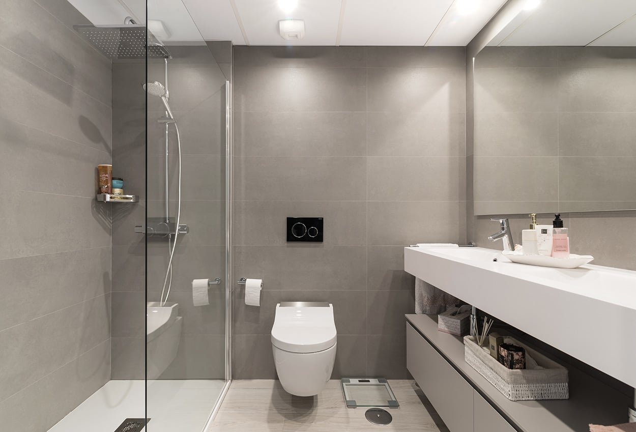 Baño tonos blancos y grises