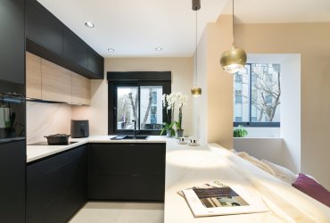 Cómo distribuir una cocina abierta en forma de L o en paralelo sin romper el equilibrio del espacio