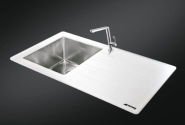 Fregaderos de Smeg en blanco o negro con acabado en cristal