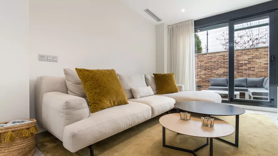 Sofá MC y mesas bajas Treku